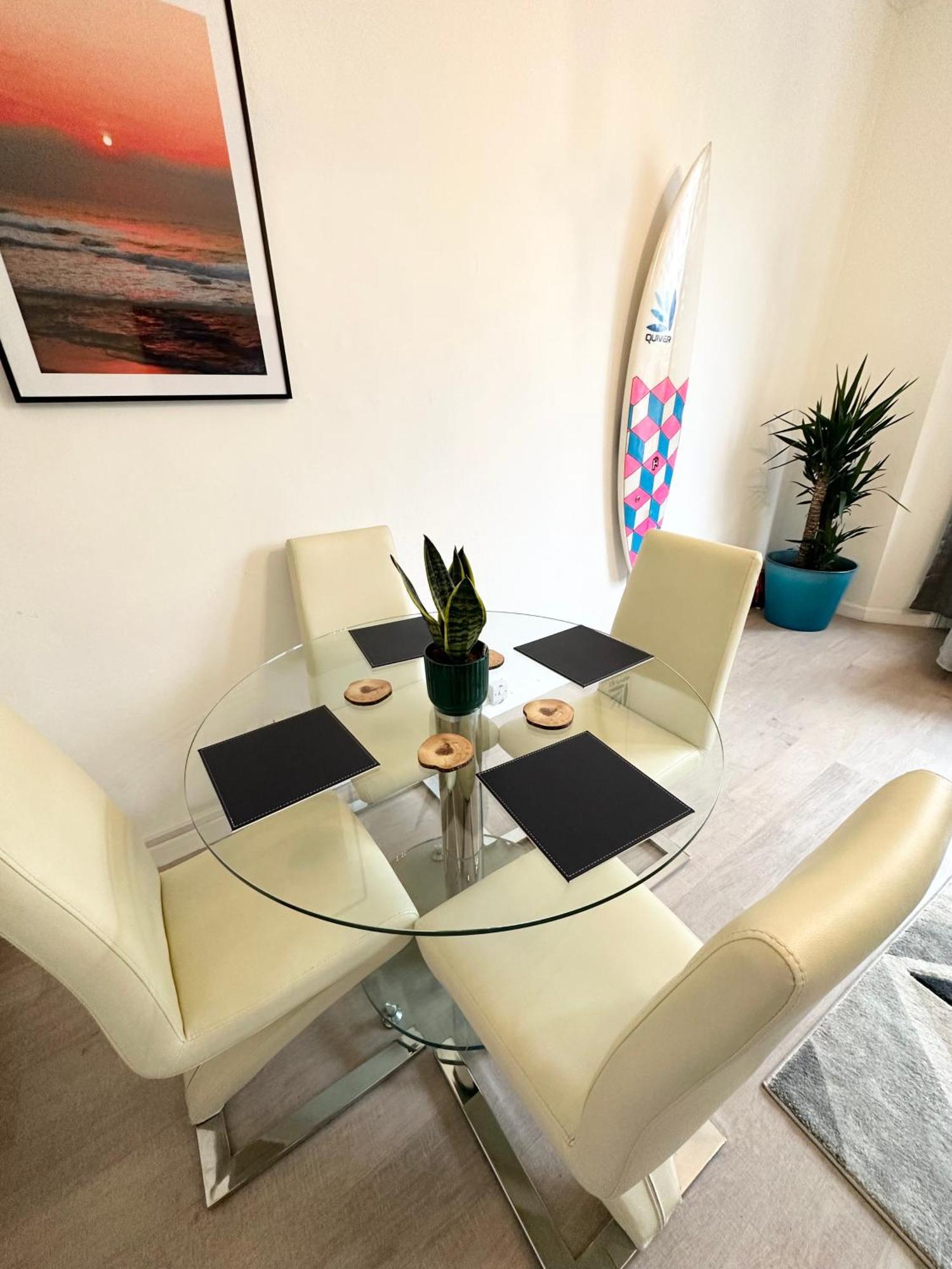 The City Surfer Apartment - By Coastline Retreats - Parking Included - Sleeps 5 - City Centre Bournemouth Exterior photo